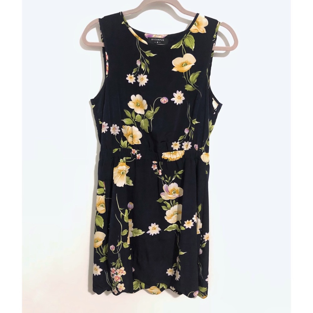 Flowery summer dress with cut out back detail